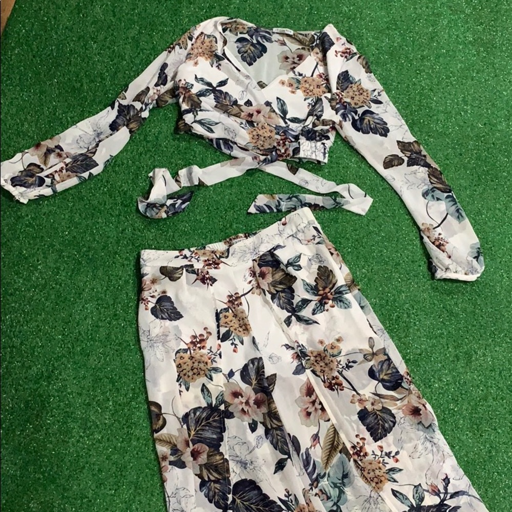 - FASHION NOVA FLORAL SET -
